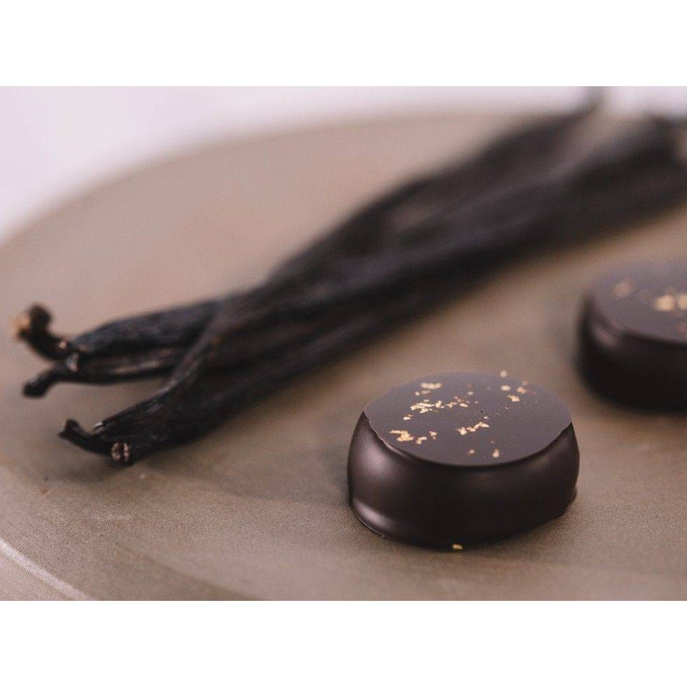 Mørk chokoladepraline med gyldne flager, Callebaut 2815