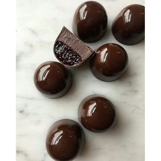Callebaut 811 mørk chokoladepraline med frugtfyldt indhold og tyk chokoladeskal