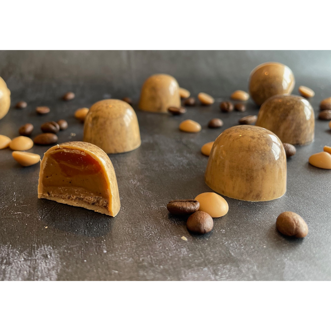 Karameliseret hvid chokoladepraline med karamelfyld og marmoreret overflade