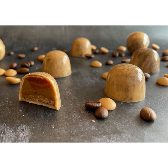Karameliseret hvid chokoladepraline med karamelfyld og marmoreret overflade