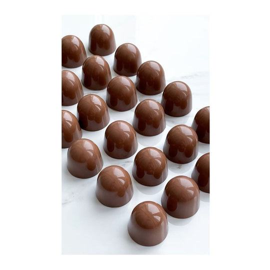 Callebaut 823 mælkechokoladepraliner med lodrette striber på marmor