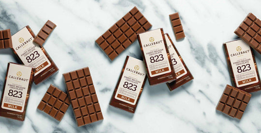 Spredte Callebaut 823 mælkechokoladestænger og omslag