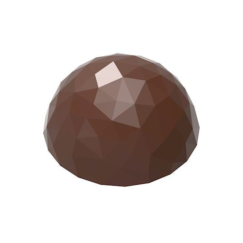 Facetterad mörk chokladpralin med polygont design och glansig yta