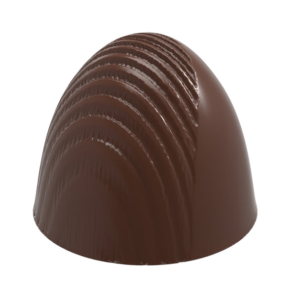 Skinnende mørk chokoladepraline med rund form og flad bund, dekoreret med vandrette bølgede striber