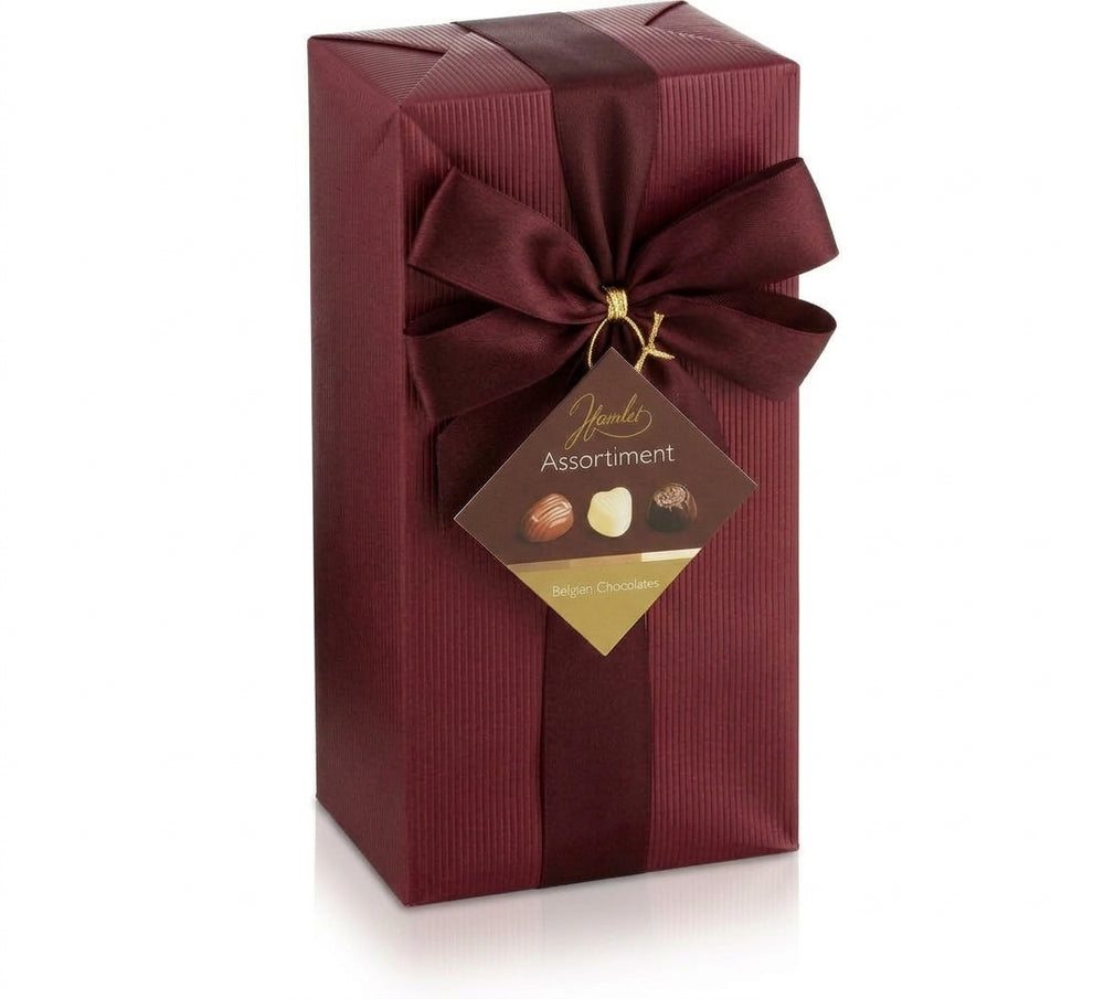 Mørkerød Hamlet pralineform med silkebånd og Belgien Chocolates etiket