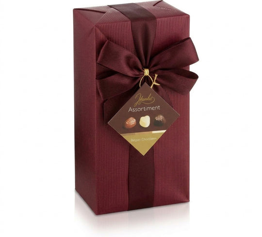 Mørkerød Hamlet pralineform med silkebånd og Belgien Chocolates etiket