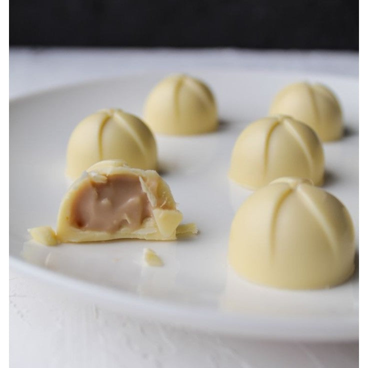 Hvid chokoladepraline med cremet fyld, bidt over
