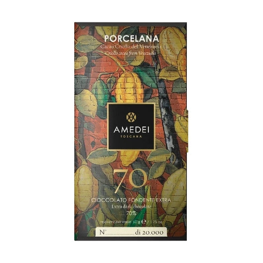 Chokladshopen Amedei Porcelana 70% mörk chokladkaka med illustrerat motiv av kakaofrukter på förpackningen.