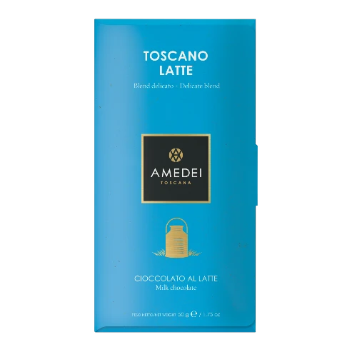 Chokladshopen Amedei Toscano Latte mjölkchoklad 50g i en elegant ljusblå förpackning med guldlogotyp.
