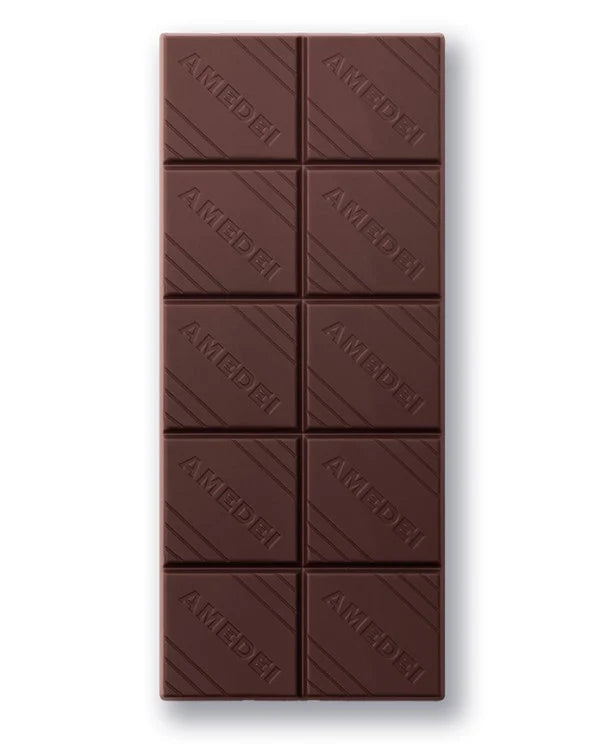 Chokladshopen Amedei Toscano mörk chokladkaka med 80% kakao och präglad logotyp i en elegant och sammetslen finish.