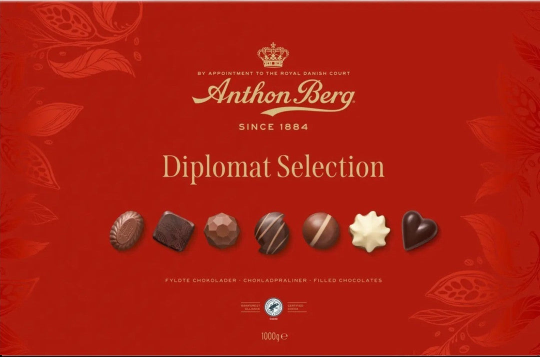 Chokladshopen Anthon Berg Diplomat chokladask med 1000g lyxiga praliner i en elegant röd presentförpackning.