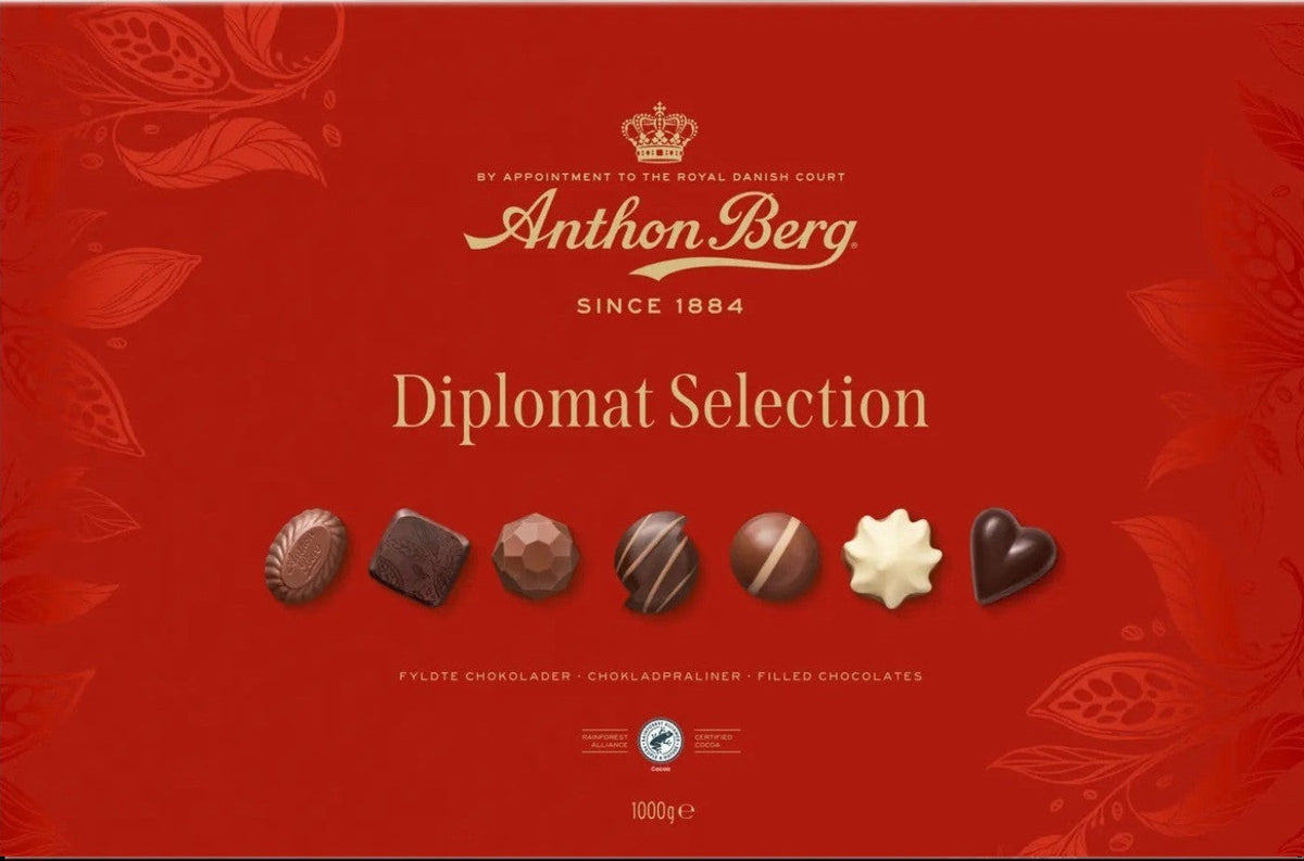 Chokladshopen Anthon Berg Diplomat chokladask med 1000g lyxiga praliner i en elegant röd presentförpackning.