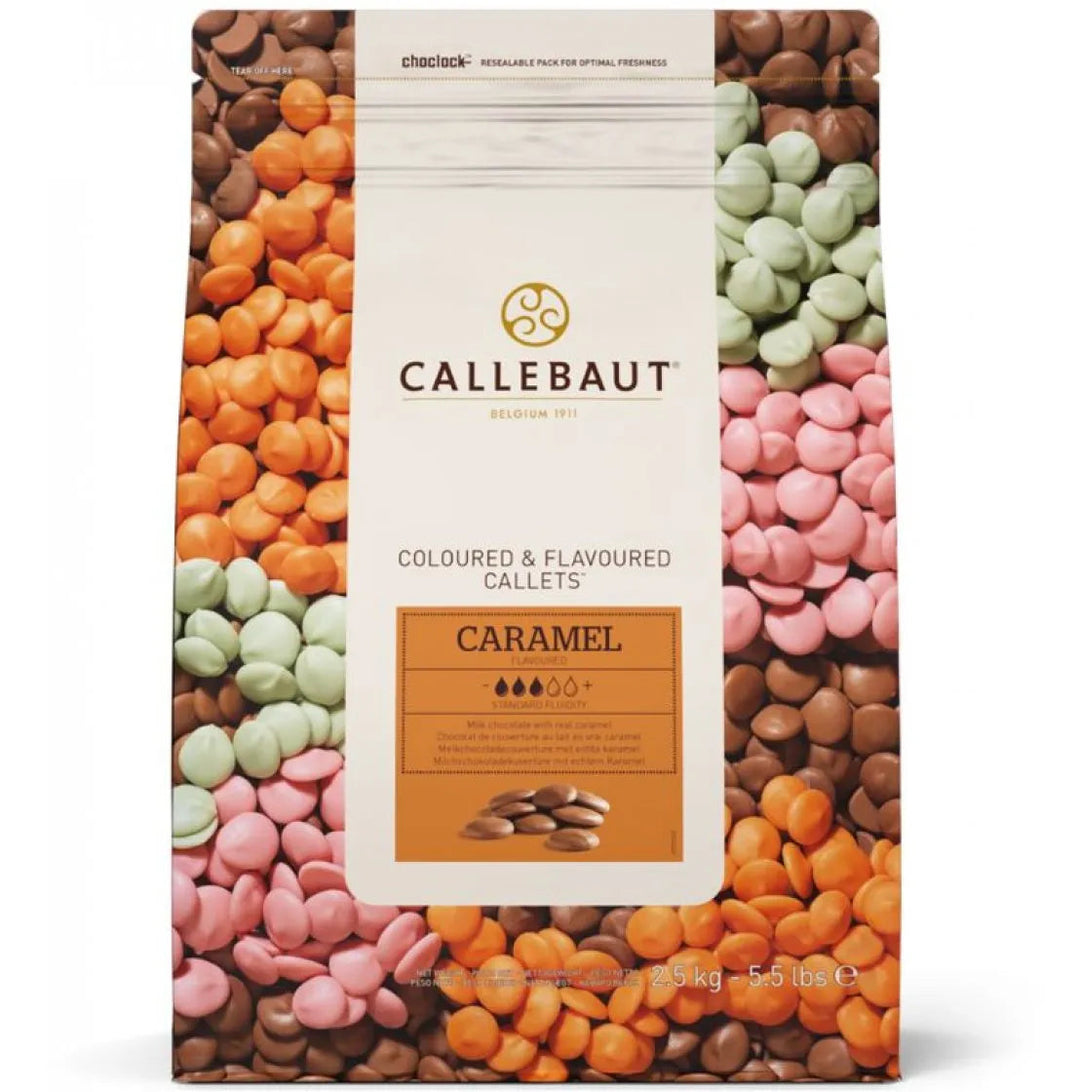 Chokladshopen Callebaut Caramel mjölkchoklad i form av smidiga chokladpellets för bakning och pralintillverkning.