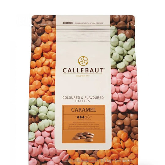 Chokladshopen Callebaut Caramel mjölkchoklad i form av smidiga chokladpellets för bakning och pralintillverkning.