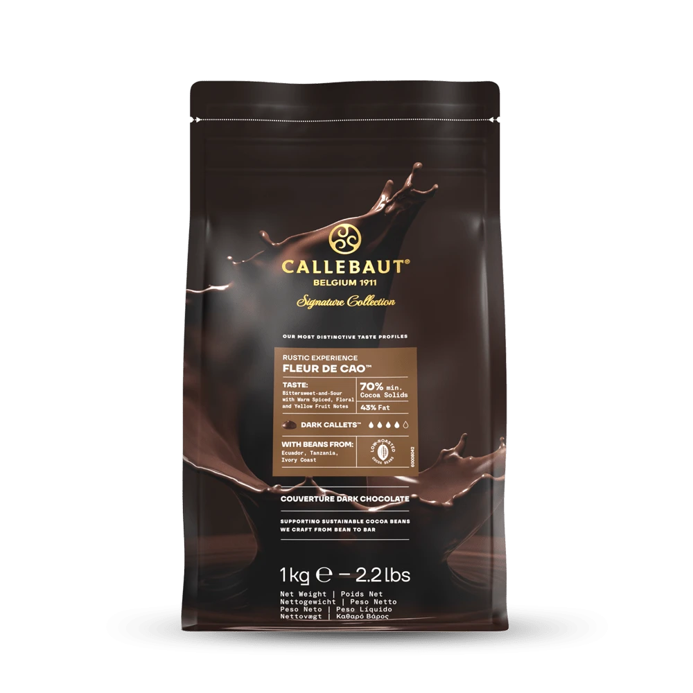 Chokladshopen Callebaut Fleur de Cao mörk choklad 70% i 1kg påse med stänkande chokladmotiv.
