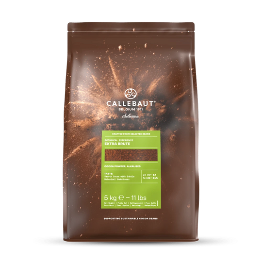 Chokladshopen Callebaut Extra Brute kakaopulver i 5 kg förpackning med intensiv mörkröd färg och hög fetthalt.
