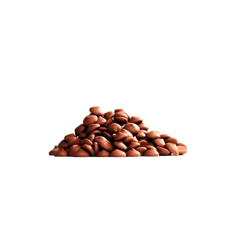 Chokladshopen Callebaut 823 mjölkchoklad i form av små chokladknappar för bakning och pralintillverkning.