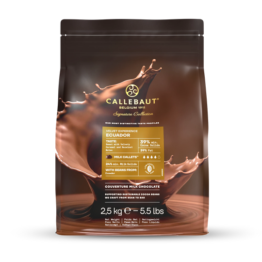 Chokladshopen Callebaut Velvet Ecuador 39% mjölkchoklad i 2,5 kg påse med chokladstänk för bakning och praliner.