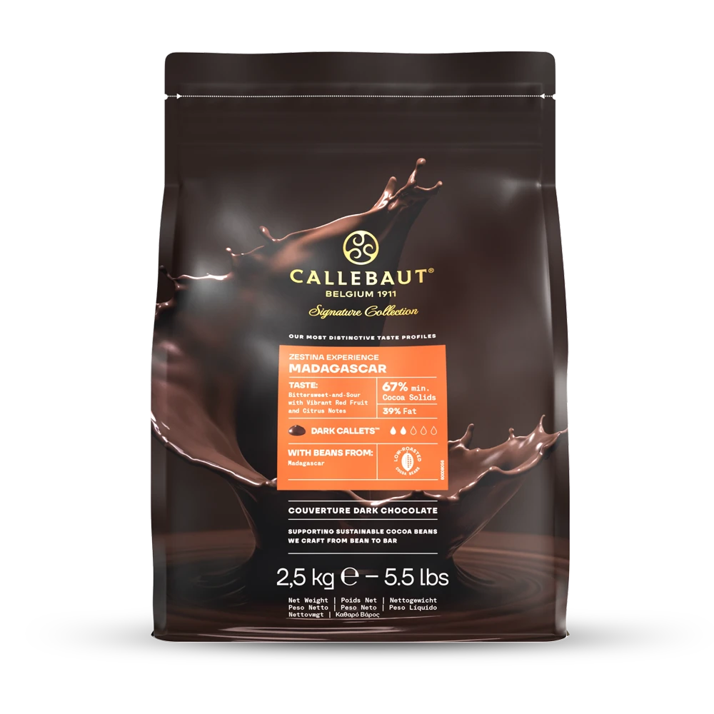 Callebaut Zestina Madagascar 67% mörk choklad i 2,5 kg påse från Chokladshopen med stänk av smält choklad.