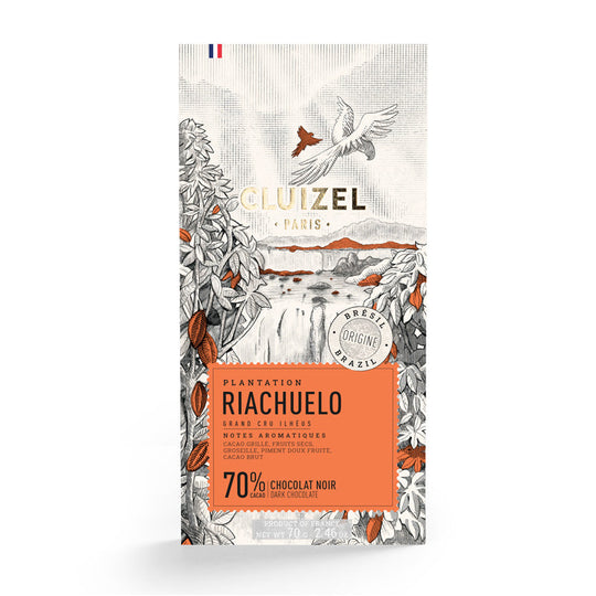 Chokladshopen Cluizel Riachuelo Noir 70% mörk chokladkaka med illustrerat motiv av kakaoplantage i Brasilien.