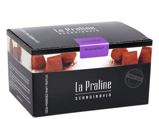 Chokladshopen La Praline tryfflar med passionsfrukt i svart ask pudrade med kakaopulver