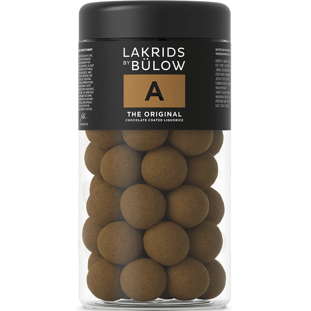 Chokladshopen Lakrids By Bülow A The Original, chokladöverdragen lakrits i en genomskinlig burk med svart lock.