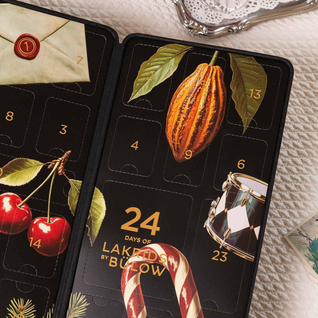 Chokladshopen Lakrids By Bülow stor adventskalender med lyxig svart design och juliga illustrationer