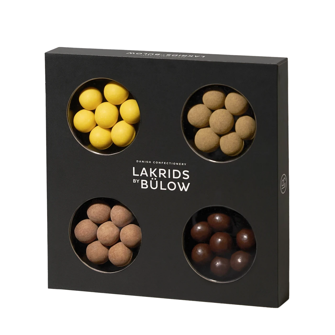 Chokladshopen Lakrids By Bülow Small Selection presentask med fyra sorters chokladöverdragen lakrits i svart förpackning