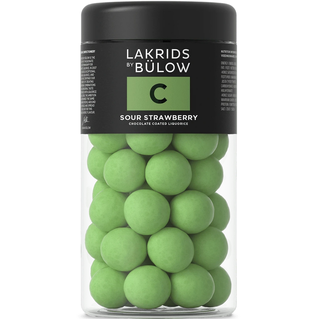 Chokladshopen Lakrids By Bülow C Sour Strawberry lakritskulor med vit choklad och grönt syrligt sockerskal i burk