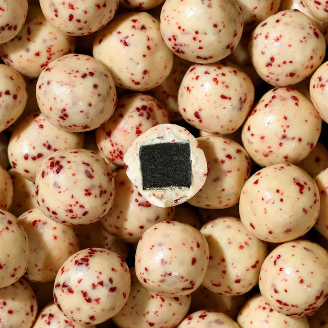 Chokladshopen Lakrids By Bülow Cherry Sour lakritskulor täckta med vit choklad och krispiga körsbärsgranulat