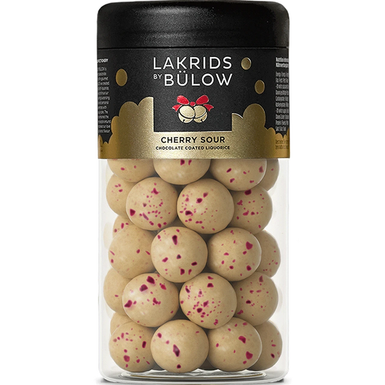 Chokladshopen Lakrids By Bülow Cherry Sour lakritskulor med vit choklad och körsbärsgranulat i en burk
