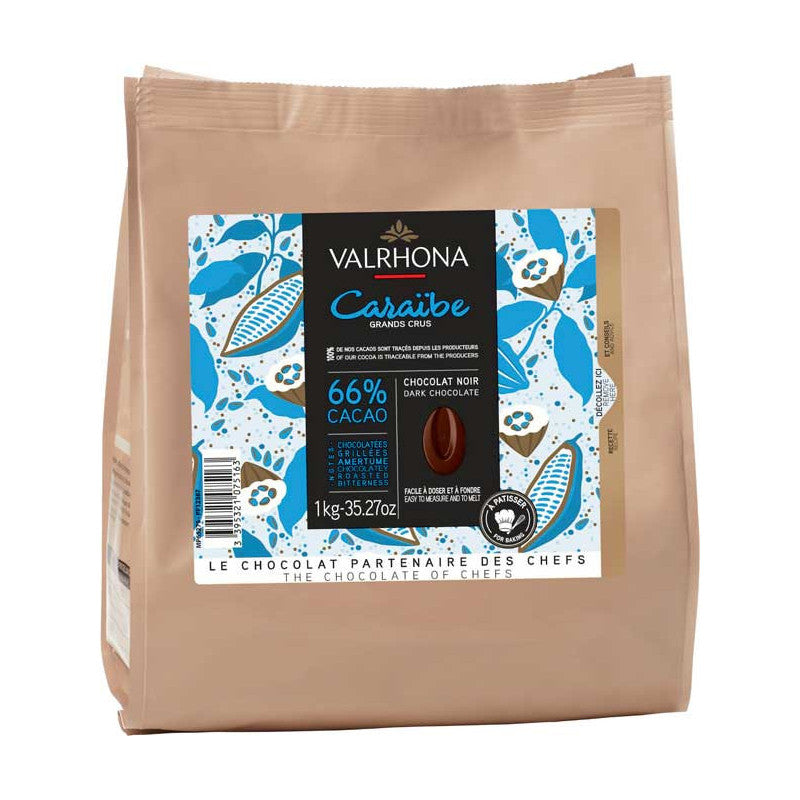 Chokladshopen Valrhona Caraïbe 66% mörk choklad i 1 kg påse med blått mönster för bakning och praliner