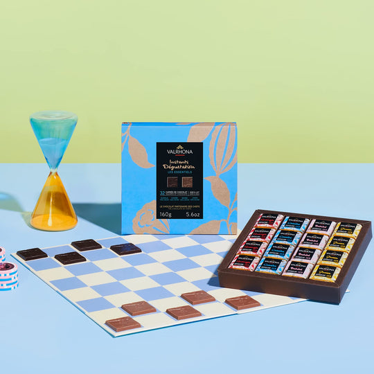 Chokladshopen Valrhona Degustation Grands Crus chokladask med 32 carréer i fyra olika smaker på ett schackbräde.