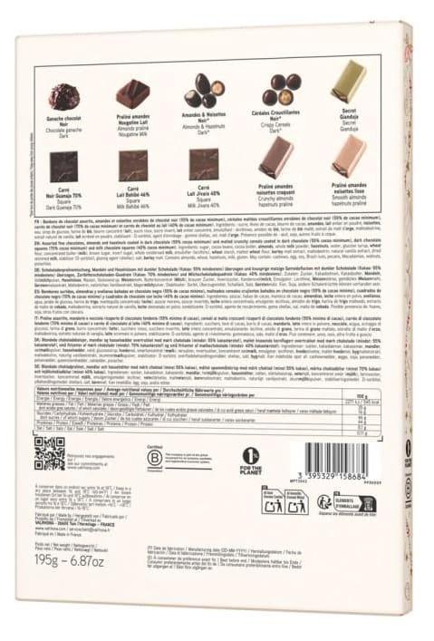 Baksidan av Chokladshopen Valrhona julkalender med produktinformation, ingredienser och bilder på chokladsorter.