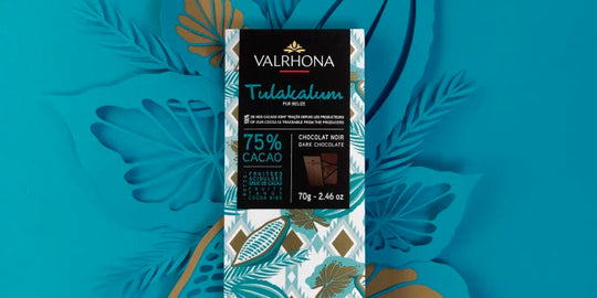 Chokladshopen Valrhona Tulakalum 75% mörk chokladkaka med dekorativt mönster mot en turkos bakgrund