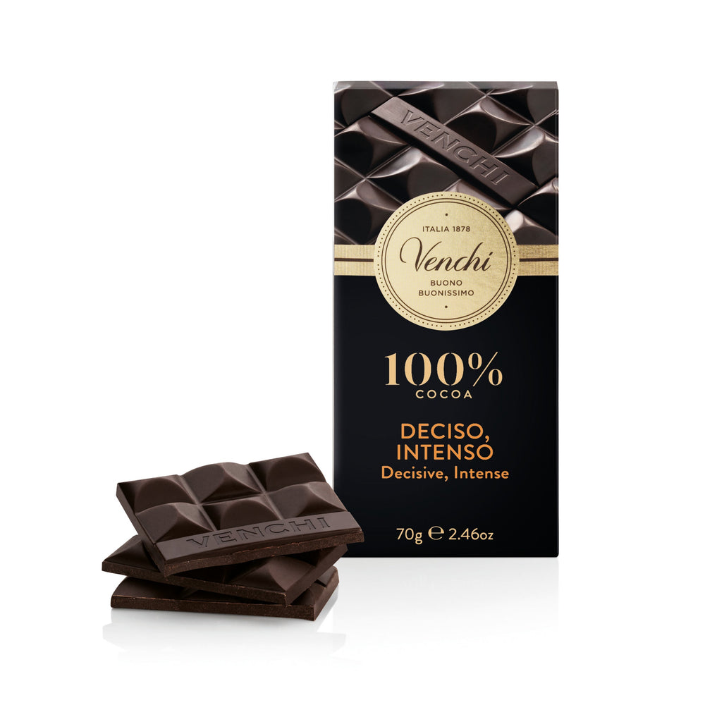 Chokladshopen Venchi 100% mörk chokladkaka med elegant svart förpackning och staplade chokladbitar