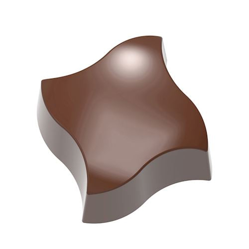 Glansig mörk chokladpralin i vinklad dansande kvadrat-form med skarpa kanter