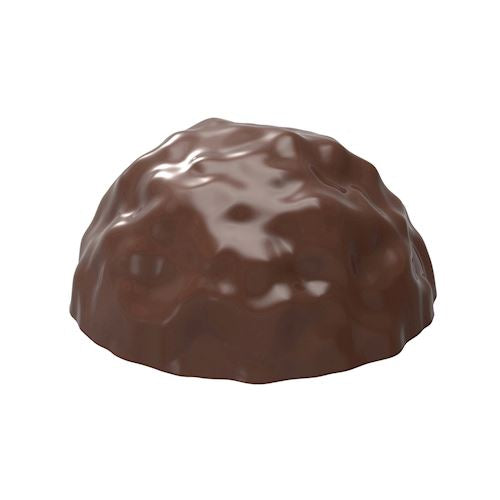 Riflet mørk chokoladepraline med glansig overflade, lavet i pralineform