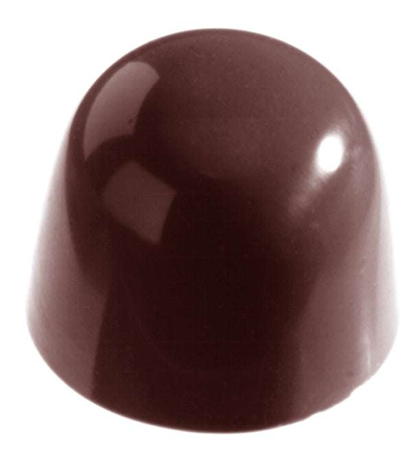 Skinnende mørk chokoladepraline i konform mod hvid baggrund