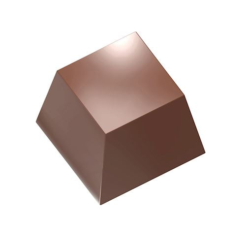 Skinnende, terningformet chokoladepraline med elegant finish