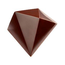 Glansig mørk chokoladepraline i diamantform med geometriske facetter