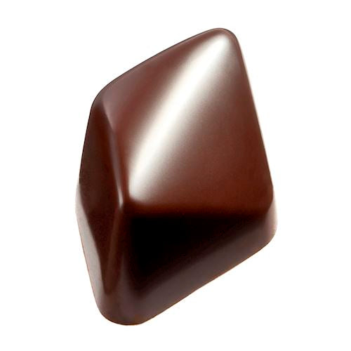 Højglanset mørk chokoladepraline med geometrisk form