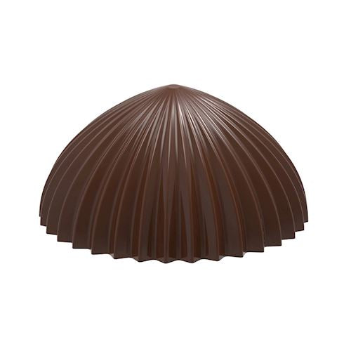 Enkelt mørk chokoladepraline med halvkugleform og rynket, glansig overflade