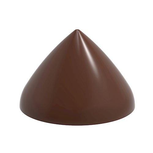 Skinnende mørk chokoladepraline i konform med spids top, isoleret mod hvid baggrund