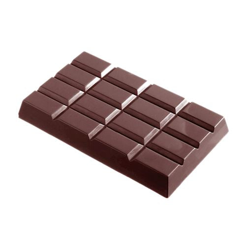 Færdig chokoladebar med rutenetmønster fra formen