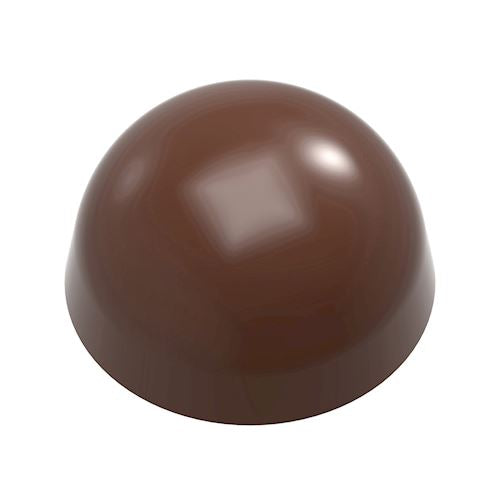 Skinnende kuppelformet mørk chokoladepraline med glat overflade
