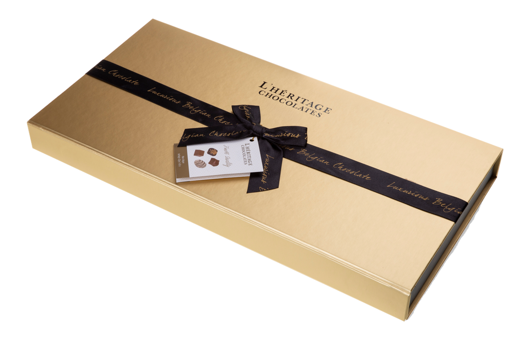 Guldfarvet chokoladeæske med magnetlås og sort bånd, 420 g