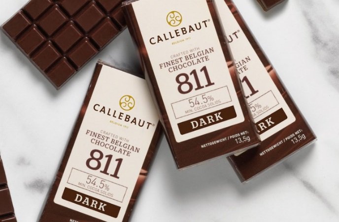 Callebaut 811 mørke chokoladestænger og afviklede kvadratiske stykker