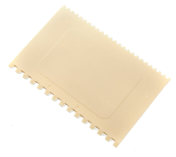 Beige dekorationsskrapa med savtakket kant og håndtag til chokoladeudsmykning