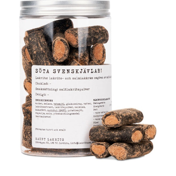 Nærbillede af Söta Svenskjävlar lakrids med salmiakcreme og pulver